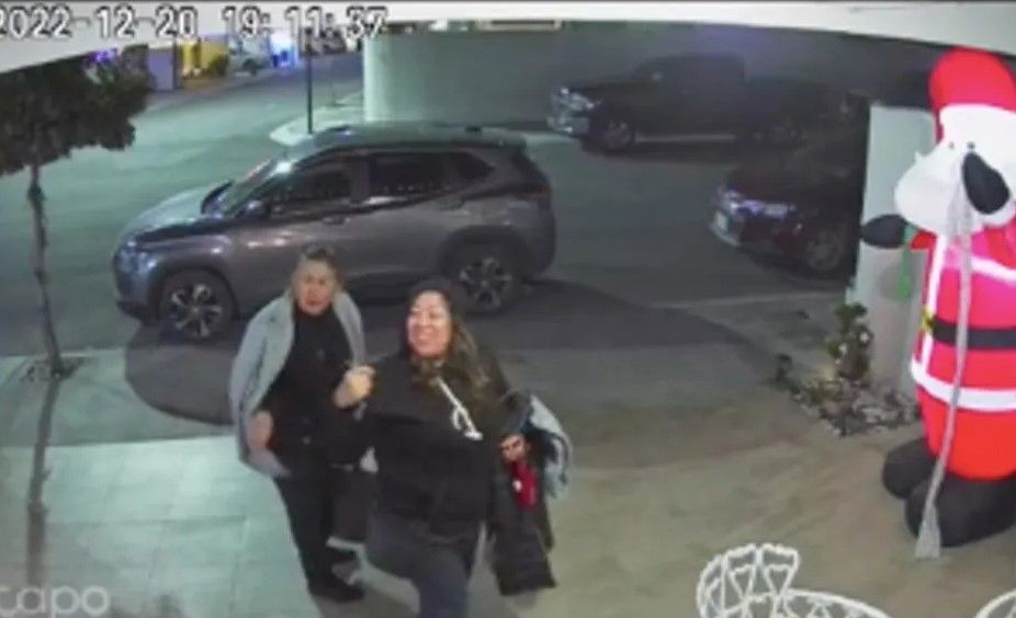 Mujeres acuden a posada y cantan para entrar… se equivocaron de casa(video)