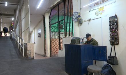 Don Arnulfo Valdés; el hombre que  tiene 50 años haciendo llaves en Saltillo