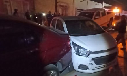 Saltillo: Ebrio choca varios coches estacionados en la calle Juan Antonio de la Fuente