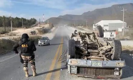 Choca y provoca volcadura en la carretera Saltillo-Zacatecas
