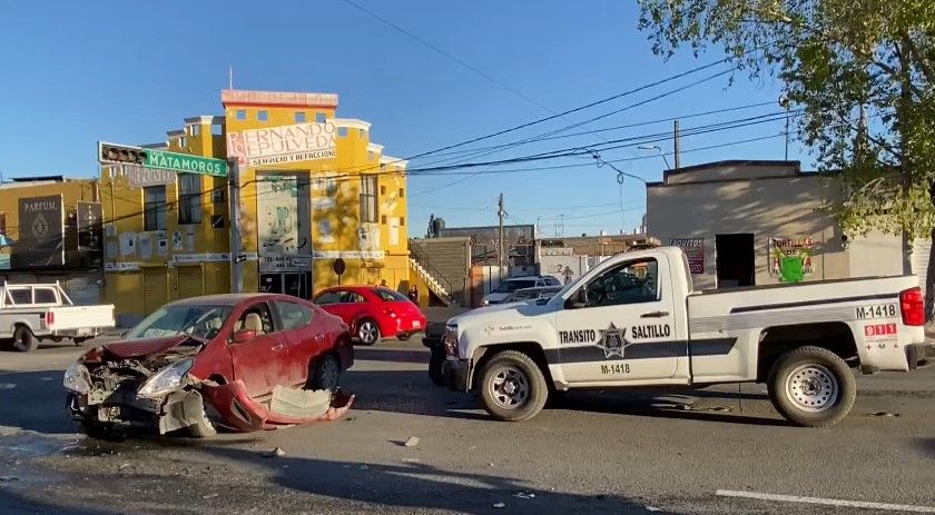 Mujer deja su carro hecho trizas al ignorar una luz roja en Coss y Matamoros
