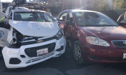 Imprudente conductor se pasa el rojo y choca un vehículo familiar en Saltillo