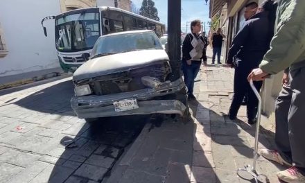 Le fallan los frenos en pleno centro de Saltillo y se impacta contra poste
