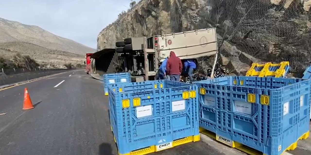 Tractocamión sufre falla mecánica y vuelca en el tramo Los Chorros de la carretera 57