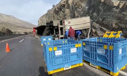 Tractocamión sufre falla mecánica y vuelca en el tramo Los Chorros de la carretera 57