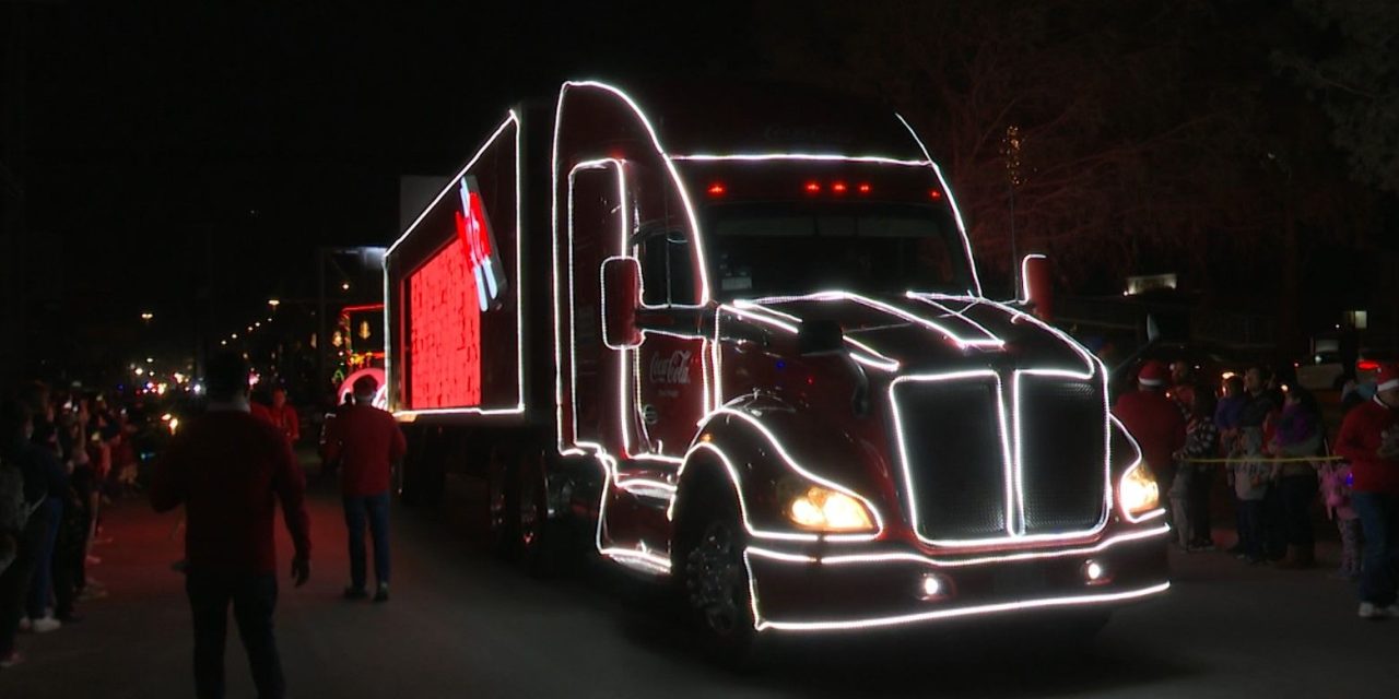 Disfrutan saltillenses caravana navideña Coca Cola
