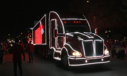 Disfrutan saltillenses caravana navideña Coca Cola