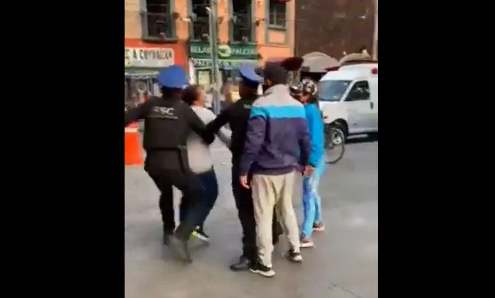 Golpean y reprimen a mujer que protestaba contra venta de espacios ilegales (video)