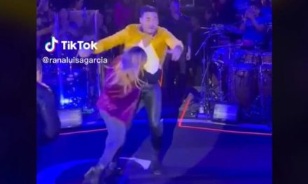Fanática tacklea a Carlos Rivera durante un show en Mexicali (video)