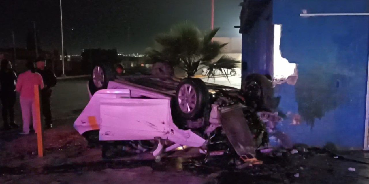 Daña negocio tras sufrir volcadura en Saltillo