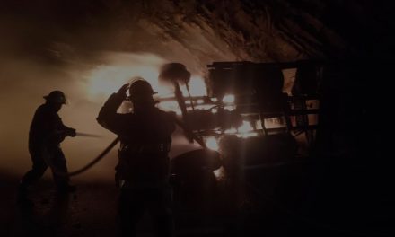Tractocamión se queda sin frenos, se vuelca e incendia en ‘Los Chorros’