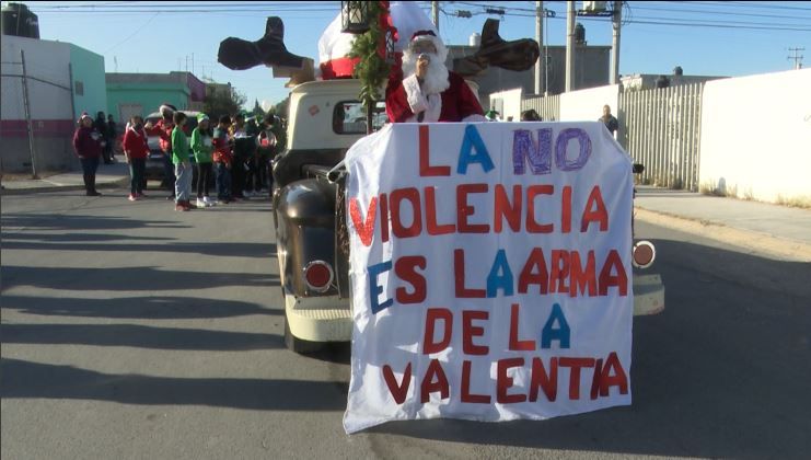 Saltillo: Alumnos desfilan con espíritu navideño contra la violencia y el crimen en su colonia