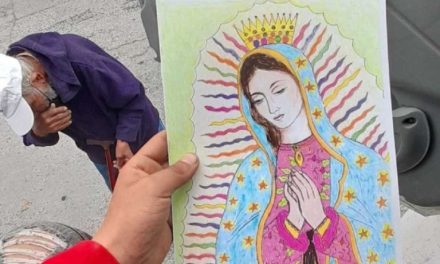 Él es Don Armando, el abuelito que vende dibujos para poder comprarle leche a sus nietos