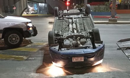 Ebrio vuelca tras distracción en V. Carranza