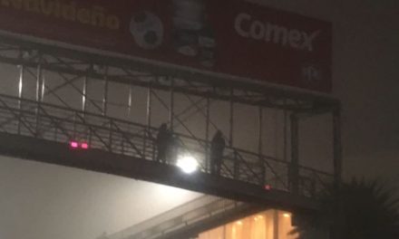 Oficiales impiden una tragedia: convencen a una mujer de no saltar de un puente de Saltillo