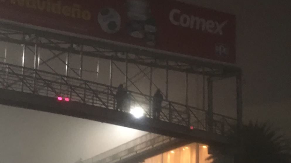 Oficiales impiden una tragedia: convencen a una mujer de no saltar de un puente de Saltillo