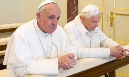 Papa Francisco pide oraciones por Benedicto XVI que está grave de salud