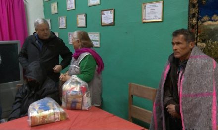 Ante bajas temperaturas, recorrió Chema Fraustro albergues de Saltillo