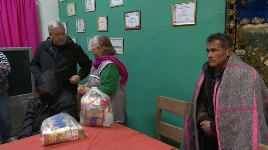 Ante bajas temperaturas, recorrió Chema Fraustro albergues de Saltillo
