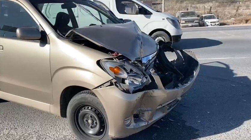 Camión les quita el derecho de paso y arrolla a un auto sobre la carretera a Monclova