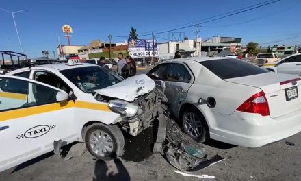 Conductora se pasa el alto y la choca un taxi en Saltillo
