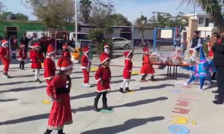 Policías celebran la Navidad con niños del ejido Hipólito en Ramos Arizpe