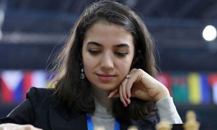 Ajedrecista iraní desafía al gobierno de su país al jugar de nueva cuenta sin hiyab