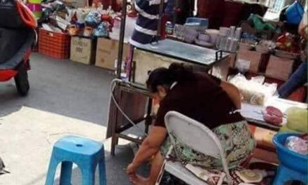 ¿Quesadillas de hongo? Captan a mujer limpiando sus pies mientras vendía