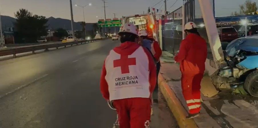 Hombre destruye su vehículo al chocar contra una barda en Saltillo