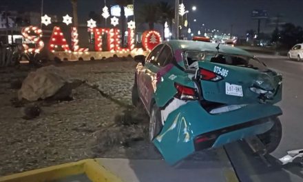 Saltillo: impacta por alcance tras distracción; tomó un retorno a gran velocidad en V.Carranza
