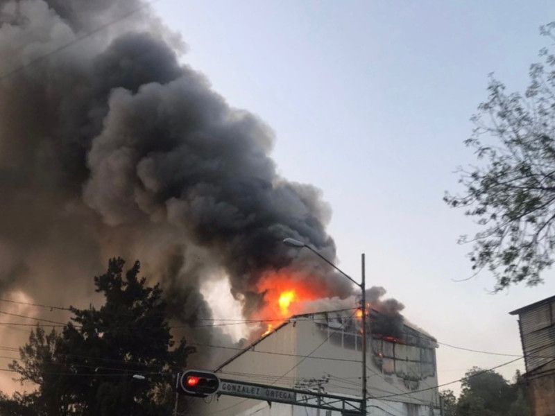 Así fue como se quemó una bodega de calzado en Tepito la tarde del lunes (videos)