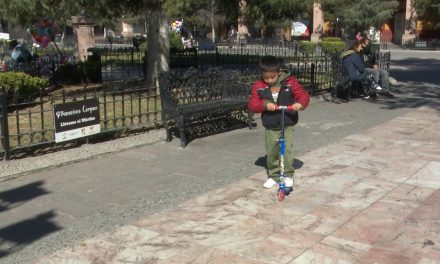 Saltillenses disfrutan de sus juguetes