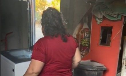 Hijo le regala una lavadora a su mamá… ella le reclama que no la quiere (video)