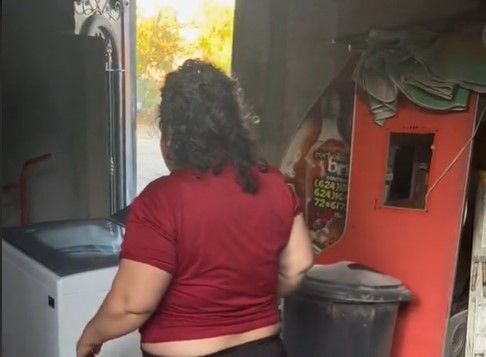 Hijo le regala una lavadora a su mamá… ella le reclama que no la quiere (video)