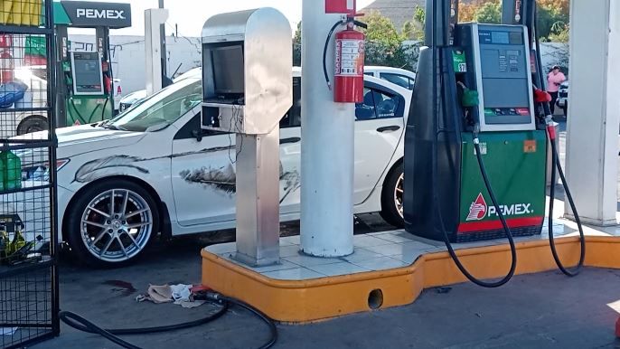 Llanta de tráiler lesiona a despachador de gasolinera
