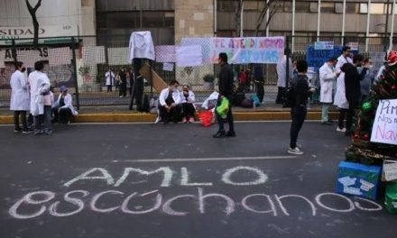 Médicos de Pemex se manifiestan y piden ayuda da AMLO para recibir aguinaldo
