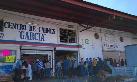 Fuga de aguas negras lleva una semana en el Mercado de Abastos de Saltillo