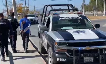 Lo detienen con motociclista robada en Saltillo