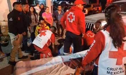 Joven motociclista se impacta con camioneta en Parras