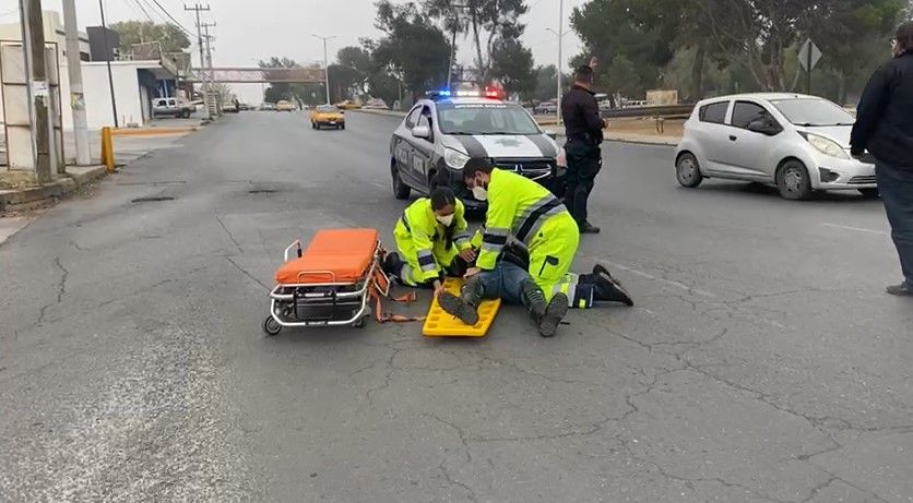 Motociclista se impacta en contra de un taxi en Saltillo