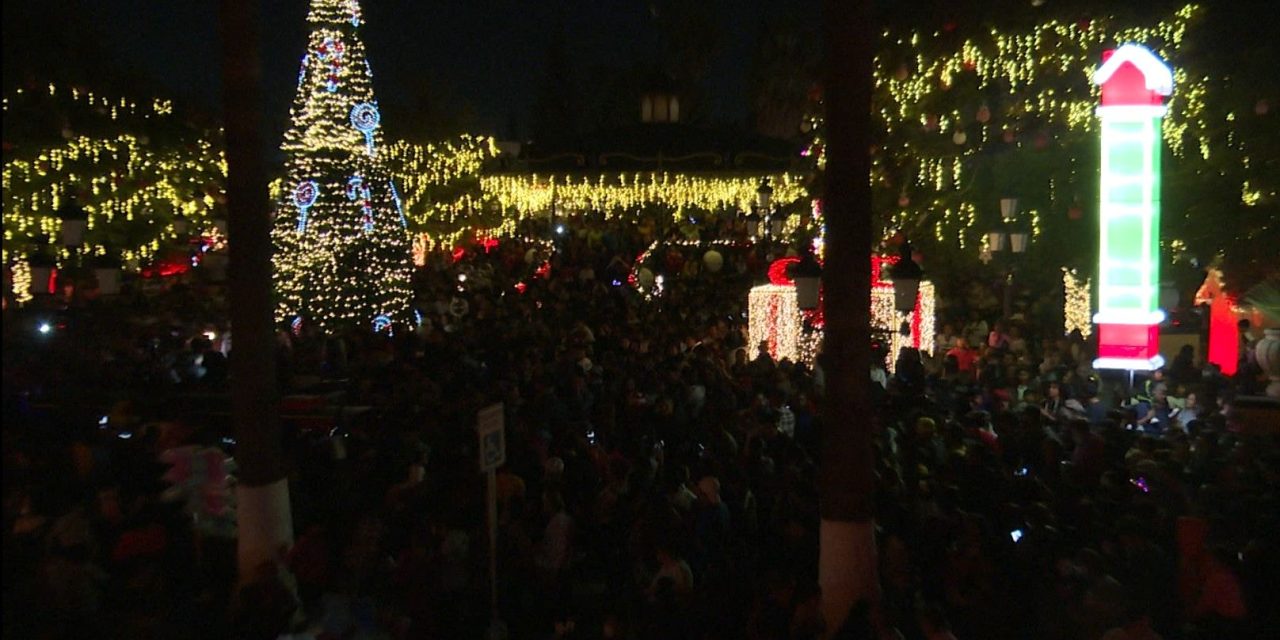 Llega la Navidad a Ramos Arizpe; encienden pino y villa navideña