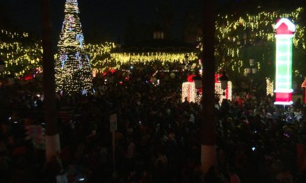 Llega la Navidad a Ramos Arizpe; encienden pino y villa navideña