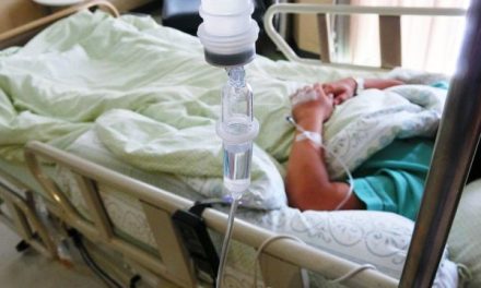 Niño muere al comerse una piedra de la carretera
