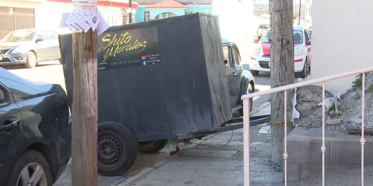 Remolque obstruye banqueta en la Bellavista