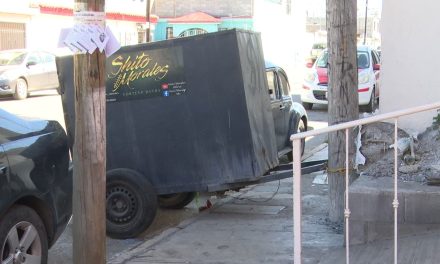 Remolque obstruye banqueta en la Bellavista