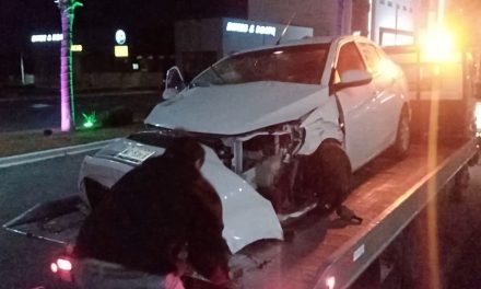 Hombre se impactó contra los árboles del camellón en V. Carranza