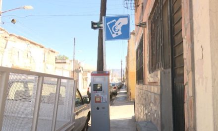 Dejan en carros aviso sobre uso de parquímetros en Centro de Saltillo