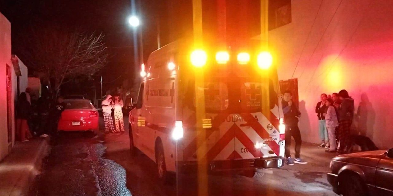 Pavimento mojado provoca que dos menores cayeran de motocicleta en Saltillo