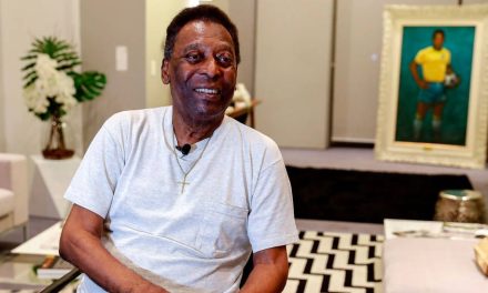 Pelé mejora del cáncer, pero aún requiere atención hospitalaria