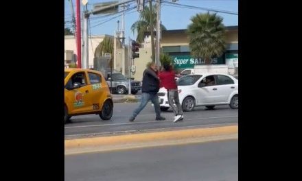 Video: Taxista y adulto mayor toman el bulevar Independencia de Torreón como ring y se agarran a  golpes